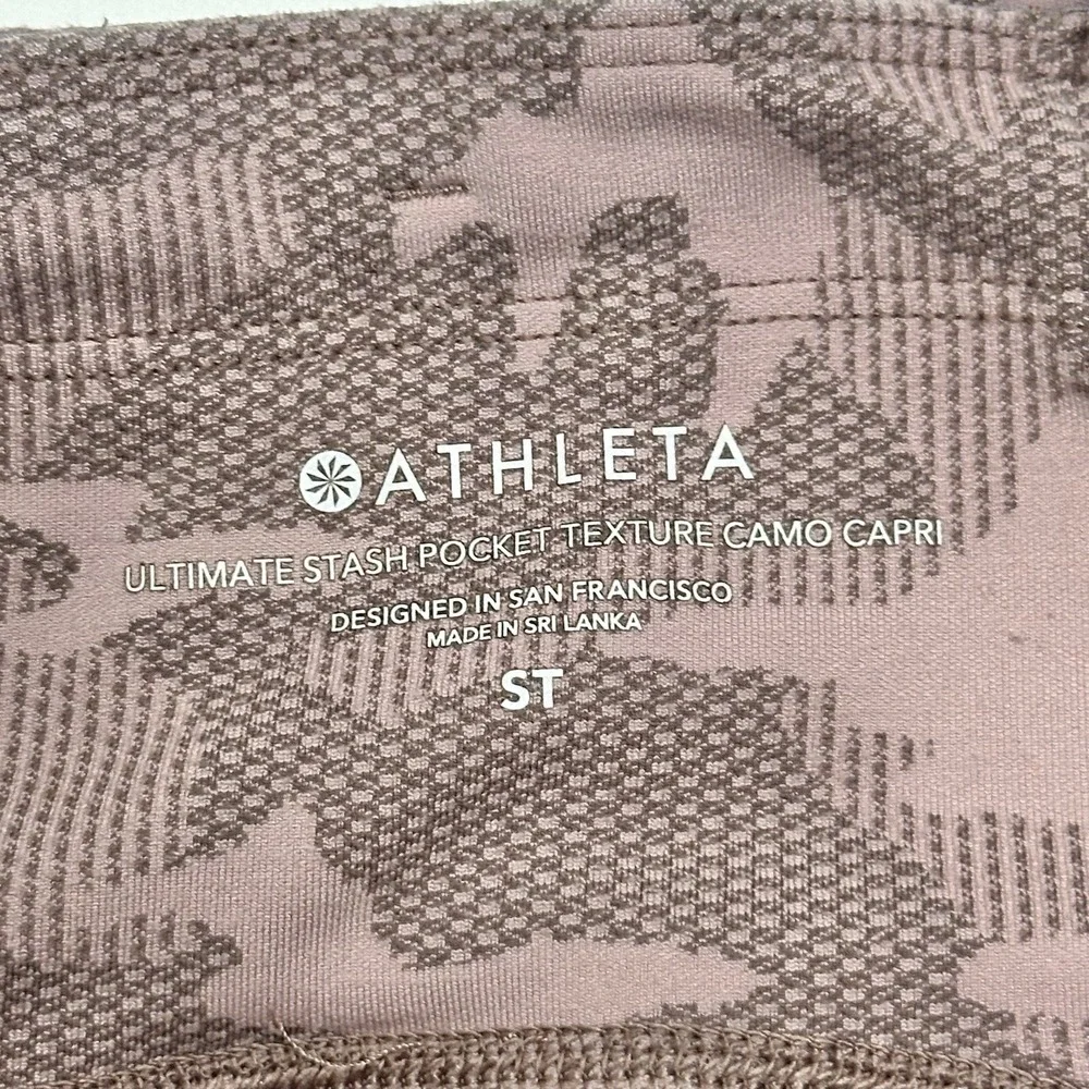 ATHLETA Womens Small TALL Pink Ultimate Stash Pocket Texture Camo Capri Leggings